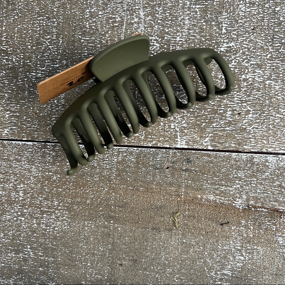 Brandy Melville matte hair clip
